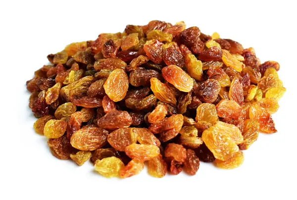 Beyaz arka planda izole edilmiş sarı ve kahverengi kuru üzüm yığınları. Güneşli ve parlak.