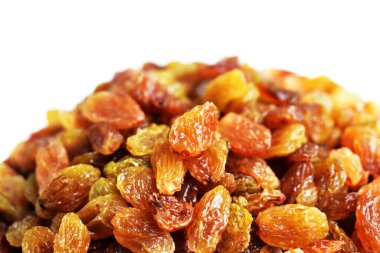 Beyaz arka planda izole edilmiş sarı ve kahverengi kuru üzüm yığınları. Güneşli ve parlak.