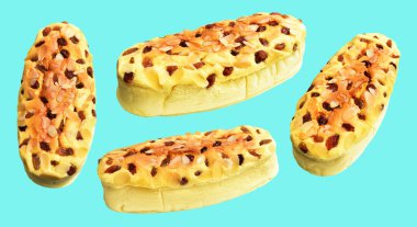 Üzümlü ve badem dilimli sünger keki ya da Japon peynirli kek, kesme yolu olan castella, yeşil arka planda gölge yok.