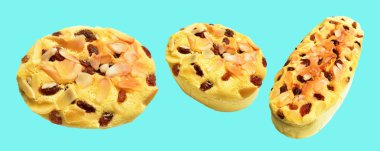 Üzümlü ve badem dilimli sünger keki ya da Japon peynirli kek, kesme yolu olan castella, yeşil arka planda gölge yok.