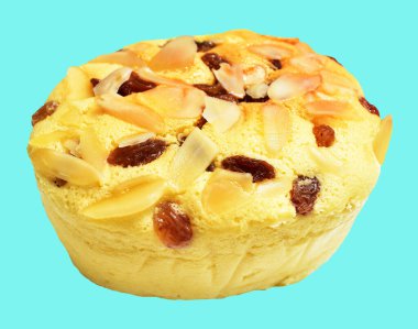 Üzümlü ve badem dilimli sünger keki ya da Japon peynirli kek, kesme yolu olan castella, yeşil arka planda gölge yok.