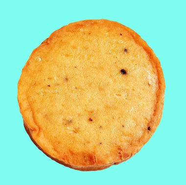 Kızarmış vejetaryen balık keki kesme yolu ile izole edilmiş, yeşil arka planda gölge yok.