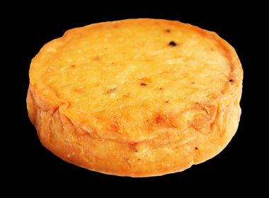 Kızarmış vejetaryen balık keki kırpma yolu ile izole edilmiş, siyah arka planda gölge yok.