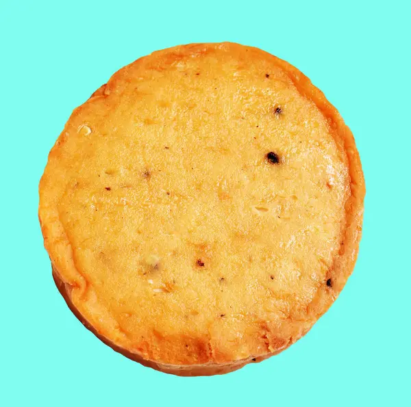 Kızarmış vejetaryen balık keki kesme yolu ile izole edilmiş, yeşil arka planda gölge yok.