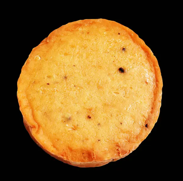 Kızarmış vejetaryen balık keki kırpma yolu ile izole edilmiş, siyah arka planda gölge yok.