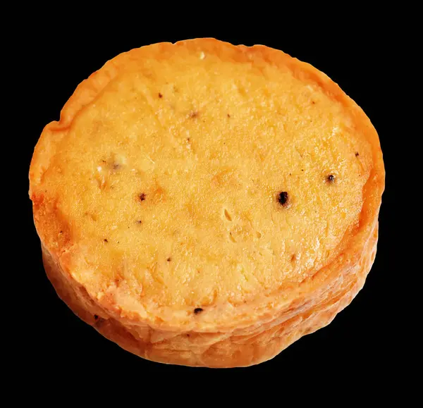 Kızarmış vejetaryen balık keki kırpma yolu ile izole edilmiş, siyah arka planda gölge yok.