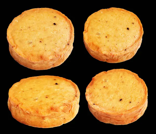 Kızarmış vejetaryen balık keki kırpma yolu ile izole edilmiş, siyah arka planda gölge yok.