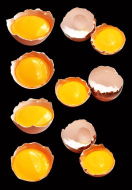 Kırpma yolu olan yumurta sarıları, siyah arka planda gölge yok, gerçek kahverengi yarım tavuk yumurtası.