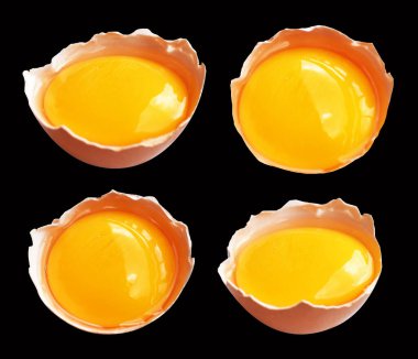 Kırpma yolu olan yumurta sarıları, siyah arka planda gölge yok, gerçek kahverengi yarım tavuk yumurtası.