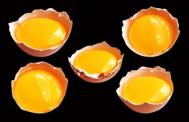 Kırpma yolu olan yumurta sarıları, siyah arka planda gölge yok, gerçek kahverengi yarım tavuk yumurtası.