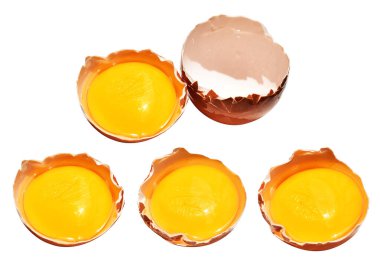 Kesme yolu olan yumurta sarıları, beyaz arka planda gölge yok, gerçek kahverengi yarım tavuk yumurtası.