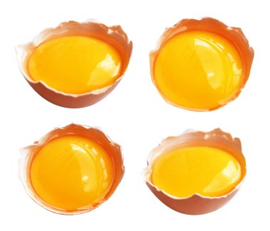 Kesme yolu olan yumurta sarıları, beyaz arka planda gölge yok, gerçek kahverengi yarım tavuk yumurtası.