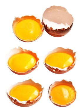 Kesme yolu olan yumurta sarıları, beyaz arka planda gölge yok, gerçek kahverengi yarım tavuk yumurtası.