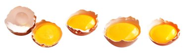 Kesme yolu olan yumurta sarıları, beyaz arka planda gölge yok, gerçek kahverengi yarım tavuk yumurtası.