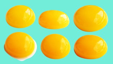 Kırpma yolu olan yumurta sarıları, nane arkaplanda gölge yok, gerçek kahverengi yarım tavuk yumurtası.