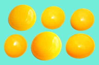 Kırpma yolu olan yumurta sarıları, nane arkaplanda gölge yok, gerçek kahverengi yarım tavuk yumurtası.