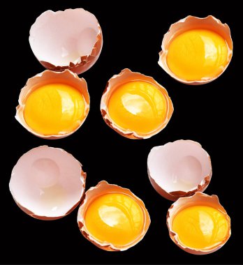 Kırpma yolu olan yumurta sarıları, siyah arka planda gölge yok, gerçek kahverengi yarım tavuk yumurtası.