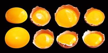 Kırpma yolu olan yumurta sarıları, siyah arka planda gölge yok, gerçek kahverengi yarım tavuk yumurtası.