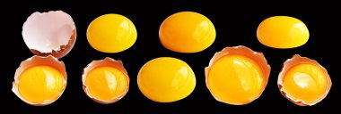 Kırpma yolu olan yumurta sarıları, siyah arka planda gölge yok, gerçek kahverengi yarım tavuk yumurtası.