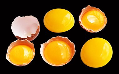 Kırpma yolu olan yumurta sarıları, siyah arka planda gölge yok, gerçek kahverengi yarım tavuk yumurtası.