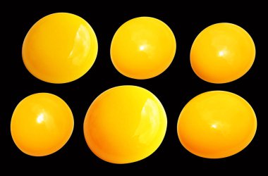 Kırpma yolu olan yumurta sarıları, siyah arka planda gölge yok, gerçek kahverengi yarım tavuk yumurtası.