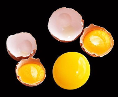 Kırpma yolu olan yumurta sarıları, siyah arka planda gölge yok, gerçek kahverengi yarım tavuk yumurtası.