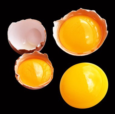 Kırpma yolu olan yumurta sarıları, siyah arka planda gölge yok, gerçek kahverengi yarım tavuk yumurtası.