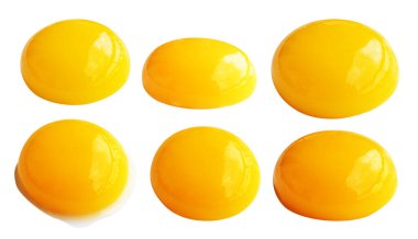 Kesme yolu olan yumurta sarıları, beyaz arka planda gölge yok, gerçek kahverengi yarım tavuk yumurtası.