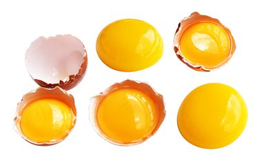 Kesme yolu olan yumurta sarıları, beyaz arka planda gölge yok, gerçek kahverengi yarım tavuk yumurtası.