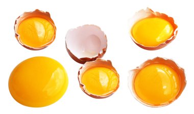 Kesme yolu olan yumurta sarıları, beyaz arka planda gölge yok, gerçek kahverengi yarım tavuk yumurtası.