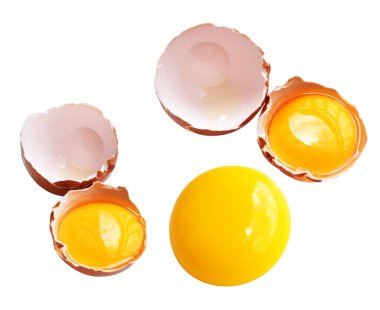 Kesme yolu olan yumurta sarıları, beyaz arka planda gölge yok, gerçek kahverengi yarım tavuk yumurtası.