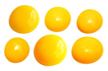 Kesme yolu olan yumurta sarıları, beyaz arka planda gölge yok, gerçek kahverengi yarım tavuk yumurtası.