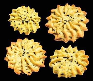 Pipolu tereyağlı kurabiyeler. Rosette şeklinde, kırpma yolu ile izole edilmiş. Siyah arkaplanda gölge yok.