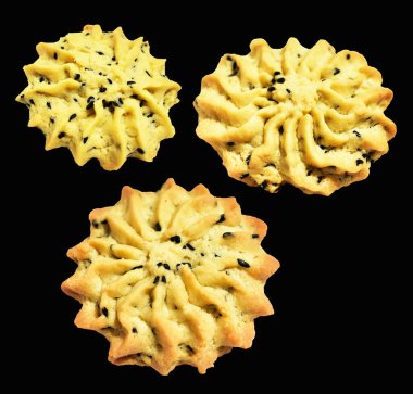 Pipolu tereyağlı kurabiyeler. Rosette şeklinde, kırpma yolu ile izole edilmiş. Siyah arkaplanda gölge yok.