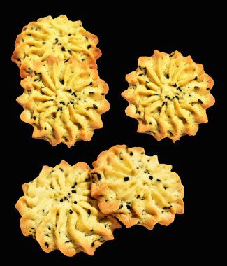 Pipolu tereyağlı kurabiyeler. Rosette şeklinde, kırpma yolu ile izole edilmiş. Siyah arkaplanda gölge yok.