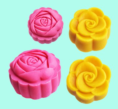 Yeşil arka planda izole edilmiş yumuşak ay pastası, kırpma yolu, gölge yok, Çin Sonbahar Festivali