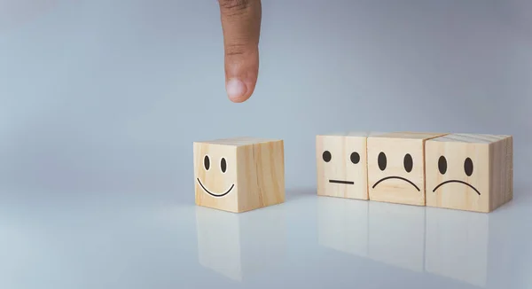 Hand Auswählen Glückliches Lächeln Symbol Repräsentiert Feedbackbewertung Und Positive Kundenbewertung — Stockfoto
