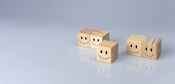 Lächeln Auf Dem Würfel Repräsentiert Positive Bewertungen Feedback Und Kundenbewertungen — Stockfoto