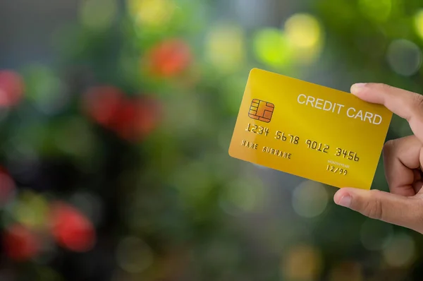 Hand Houden Credit Card Natuur Bokeh Achtergrond Winkelconcept Cashless Uitgavenconcept — Stockfoto