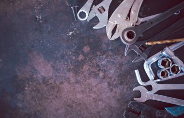 Anahtarlar, pense, soket anahtarlarından oluşan el aletleri, eski çelik arka planda serili..