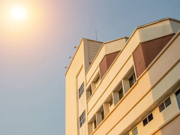 Sarı Beton Binanın Yan Görüntüsü Turuncu Güneşle Kesişiyor — Stok fotoğraf