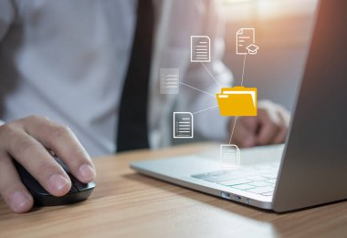Dizin Belge Yönetimi Sistemi DMS Açık Dosya dizini ile bilgisayarlı boş dokümanlar. Veri aktarım yedeği, Dosya Paylaşımı, Belge Aktarım konsepti. Dosyalar aranıyor ve yönetiliyor. Büyük veri kavramı.