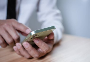 İş adamları iletişim kurmak ve çalışmak için telefon kullanırlar. iletişim teknolojisi kavramı