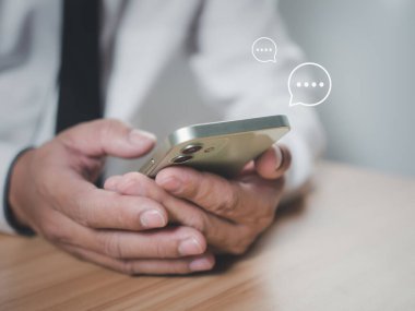 İş adamları akıllı telefon yazarak uygulama iletişimi dijital web ve sosyal ağ kavramında sohbet ediyorlar. Sosyal medya uygulaması sohbet kutusu.