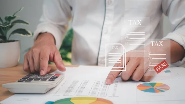 人間は税金を払うために個人所得税計算機を使う 金融研究 報告書 計算納税申告書 財政計画を立てなさい — ストック写真
