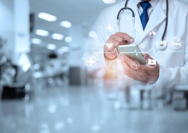 Doktor, hastanenin arka planındaki telefonu kullanıyor. Tıbbi konsept. Tıbbi bilgi arama konsepti. Hastalık tedavisi kavramı.