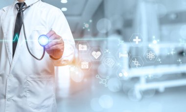 Doktor hastanede steteskop ve tıbbi ikonlar gösteriyor. Sağlık ve Sağlık Hizmetleri.