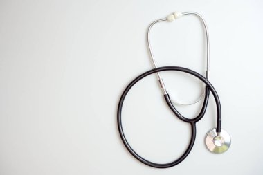 Beyaz arka planda steteskop. tıbbi ve sağlık hizmeti kavramı.