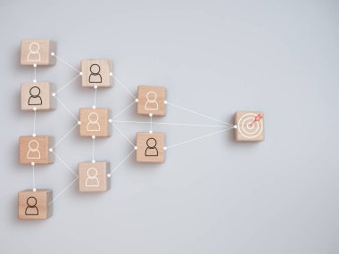 Müşteri odaklı hedef grubu ve müşteri ilişkileri yönetim kavramı için beyaz dart tahtası ve insan simgesi ile kırmızı ok bağlantısı.