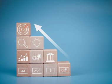 Tahta küp blok ikon ile istifleme. İş stratejisi ve hedef eylem planı kavramı. 